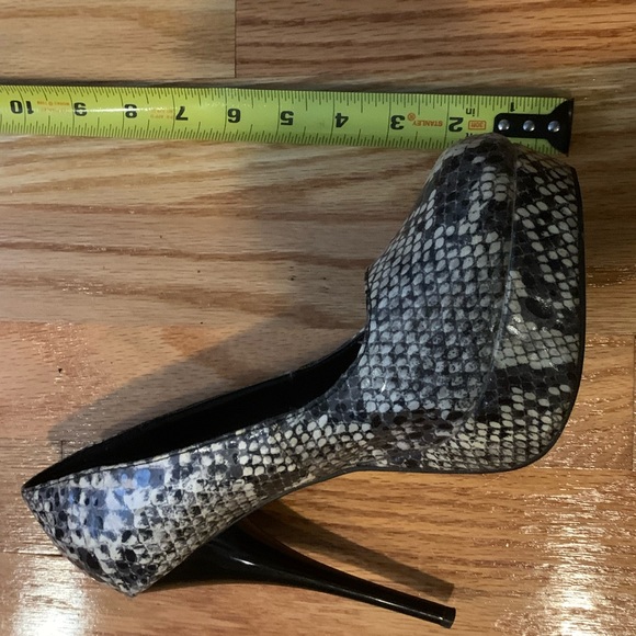 Charlotte Russe Karisa Snake Skin print, peep toe stacked heel, Size 10 - Picture 4 of 5
